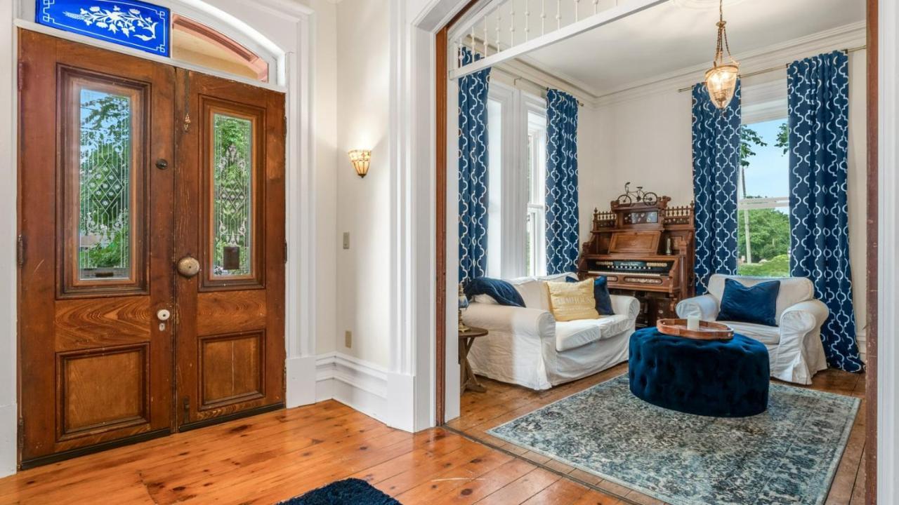 Отель The Woodbridge House Kingsville Экстерьер фото