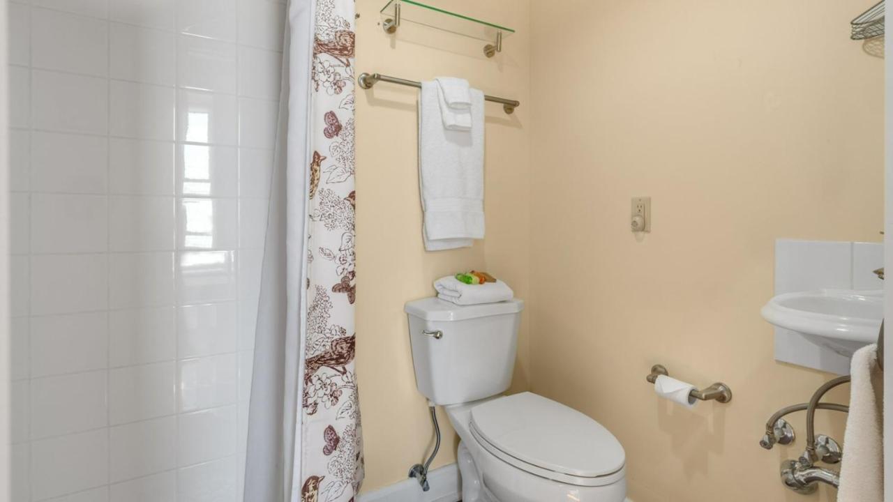 Отель The Woodbridge House Kingsville Экстерьер фото