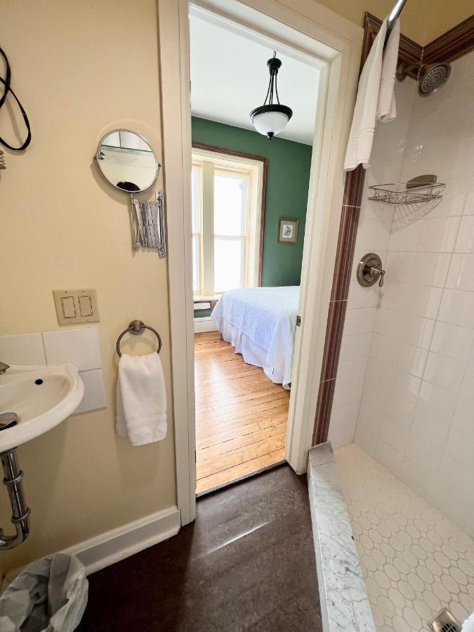 Отель The Woodbridge House Kingsville Экстерьер фото
