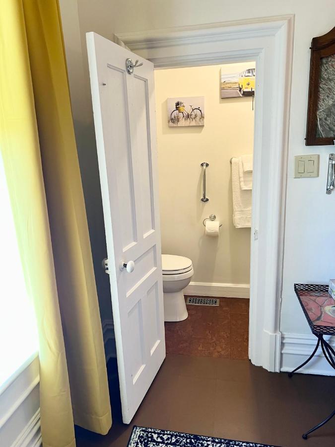 Отель The Woodbridge House Kingsville Экстерьер фото