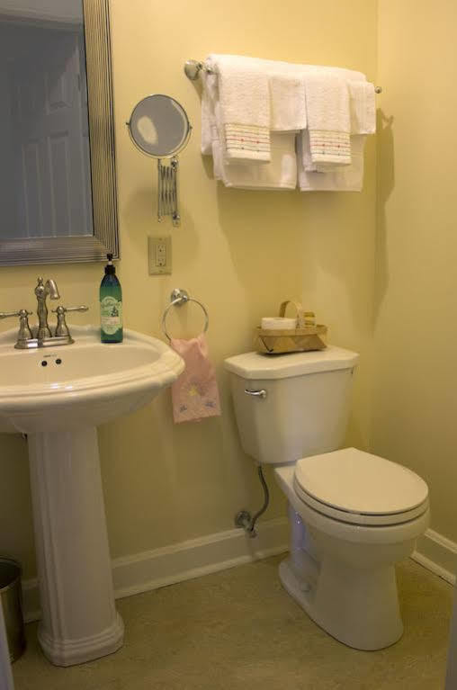 Отель The Woodbridge House Kingsville Экстерьер фото